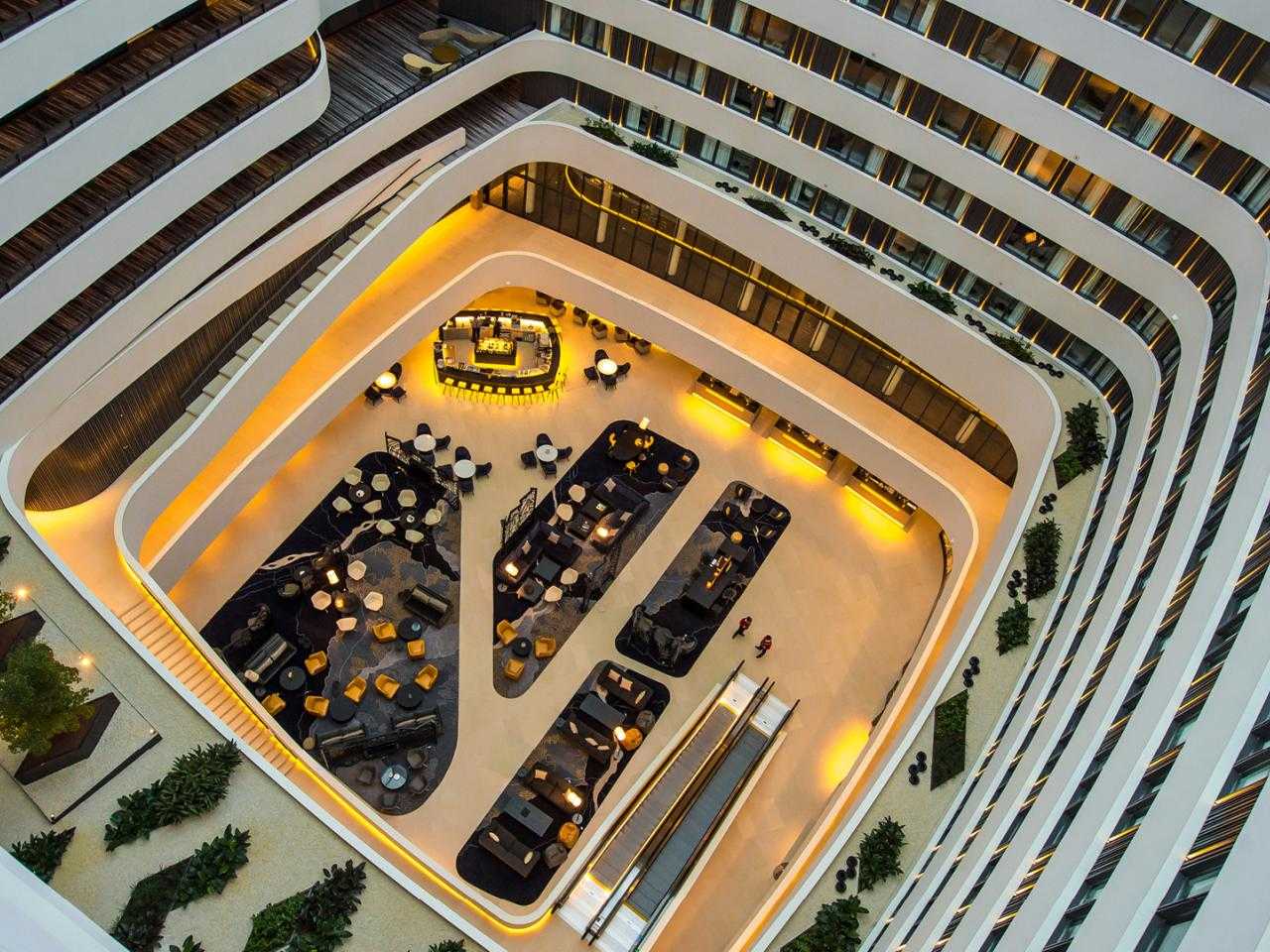 Lobby Hilton Hotel vanaf bovenaf gezien